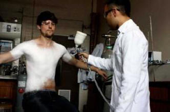 Oblečení ze sprejů: návrhář smíšené vědy a módy