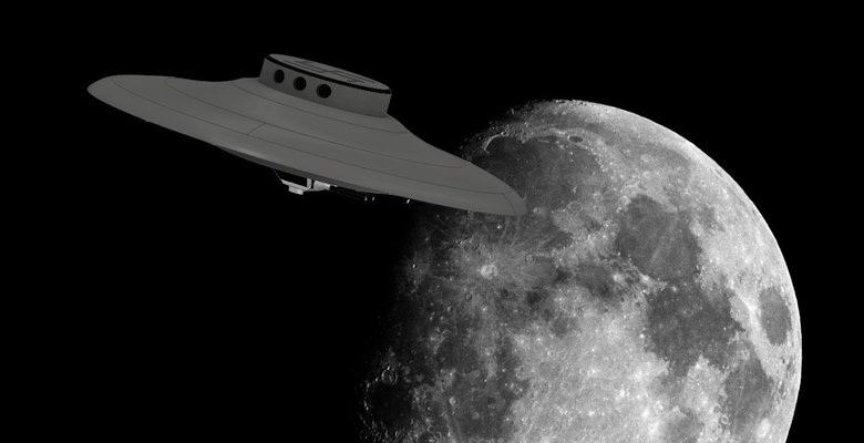 Obrovský černý disk nebo míč letěl nad Měsícem