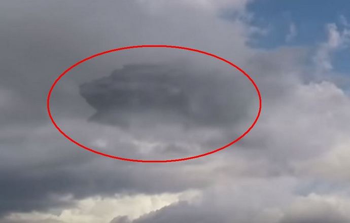 Obrovský UFO se objevil v oblacích nad Peru