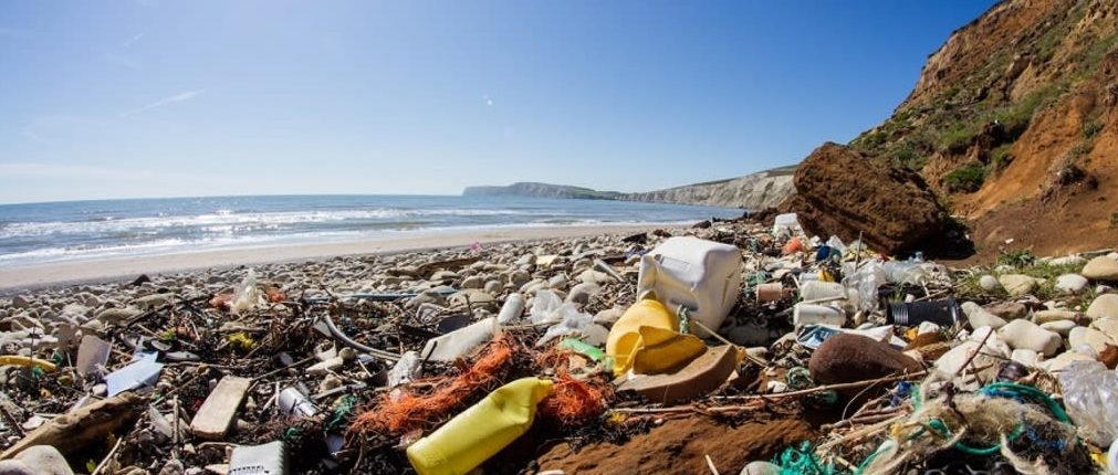 Z oceánů „mizí“ obrovské množství plastového odpadu.  Nový výzkum ukazuje, kde 