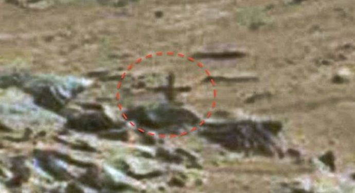 Online archeologové opět našli na Marsu něco neobvyklého.