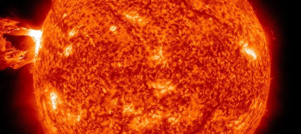 Ze slunce vyšla obrovská ohnivá koule, která může ze Země udělat popel 