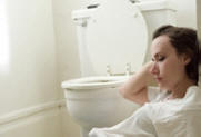 Objev vědců: musí se zvednout záchodové sedátko.