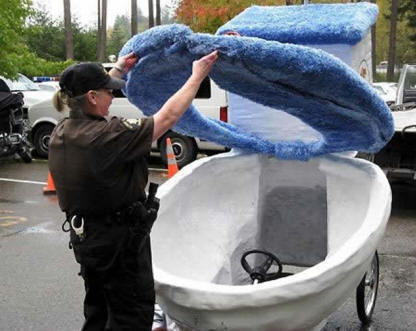 Malí kluci dělají totéž, když se blíží k záchodu.