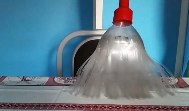 Velký koště z plastových lahví