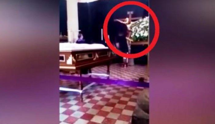 Oživená socha Ježíše Krista zmatená farníky