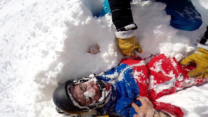 Chlap vykopal 19letého lyžaře ze sněhu v Alpách (VIDEO)