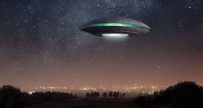 Před novým rokem nám mimozemšťané létají a blahopřejou k dovolené.