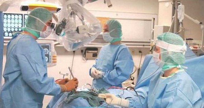 První transplantace hlavy na světě