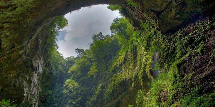 Jeskyně, která má vlastní džungli, řeku a dokonce i mraky