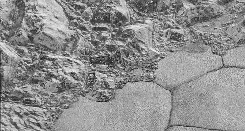 Obsahuje Pluto základní prvky pro život?  - Nová data mise pro New Horizons 
