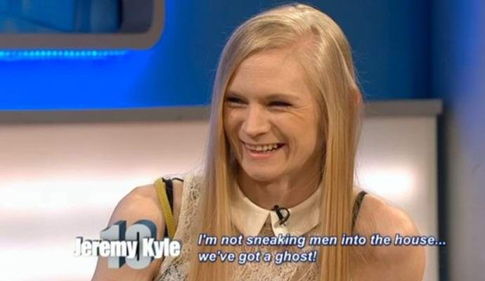 Podezření na zradu, Britové obviňují ducha