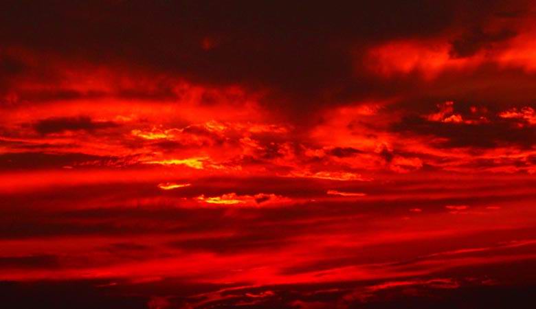 Zčervenalé nebe v Alžírsku bylo považováno za předzvěst přístupu planety Nibiru.