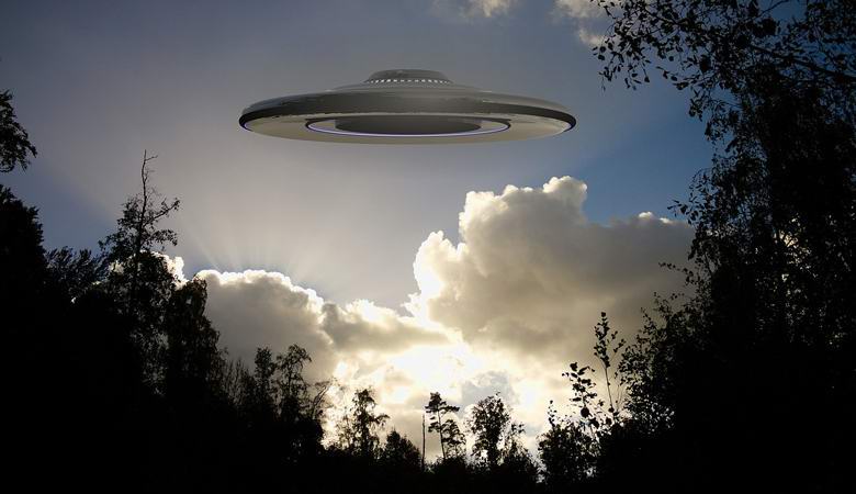 Bizarní UFO létající nad Mexikem