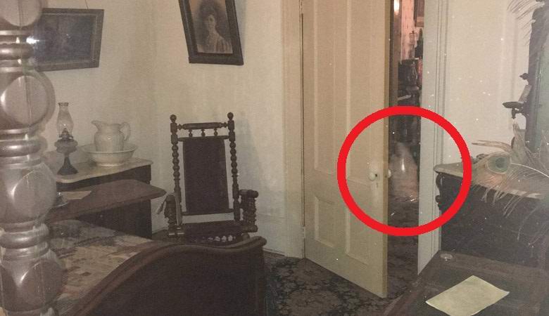 Přede dveřmi se objevil bizarní duch.