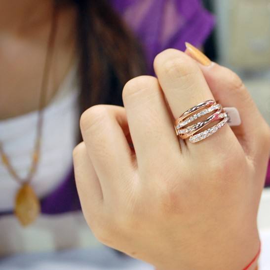 značky kolem prstence na ukazováčku 