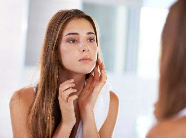 tvář dívce hoří 