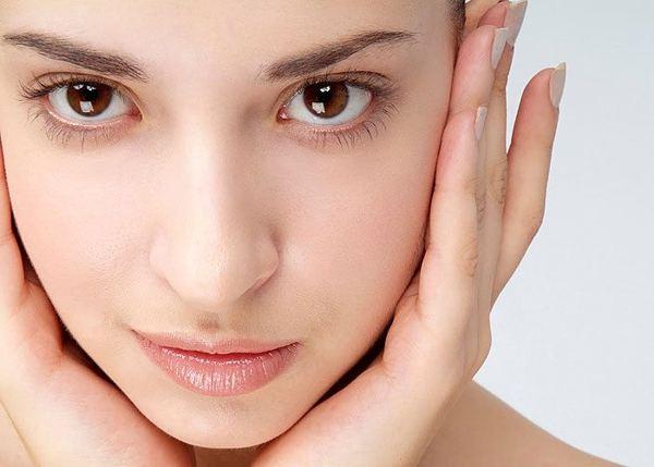 tvář hoří spolu s ušima 