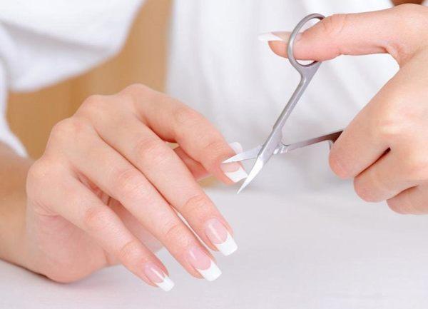 Známky o stříhání nehtů podle dne v týdnu 