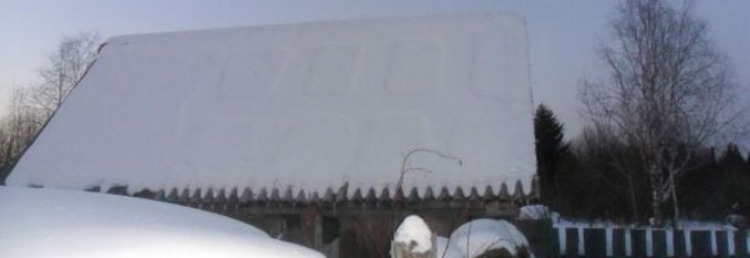 Cizinci nechali stopy na střeše