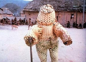 Cizinec byl oblečený.