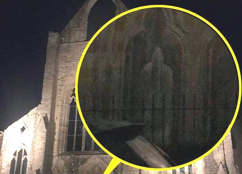 Duch byl vyfotografován na pozadí staré budovy opatství Tintern