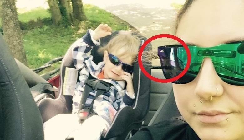 Na ženském selfie se na nečekaném místě objevila strašidelná tvář.