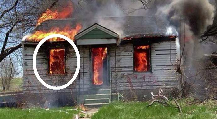 Duch v hořícím domě