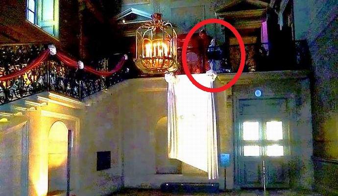 Duch manželky Jindřicha VIII. Spadl do objektivu fotoaparátu