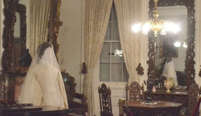 Sakra šaty ožívají a pohybují se samy o sobě