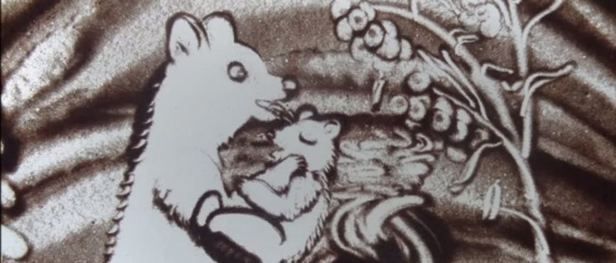 Psycholog léčí děti malbou v písku