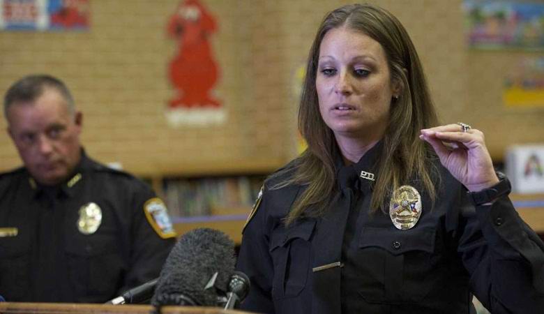 Policista na fotografii s