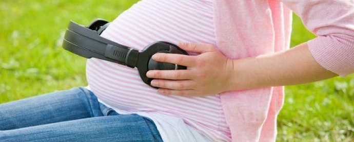 Dítě v lůně tleská rukama