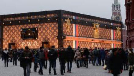 Rusové jsou pobouřeni vzhledem hrudníku na Rudém náměstí