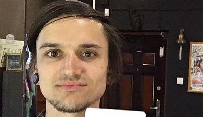 Kompas byl implantován do hrudi Rusa