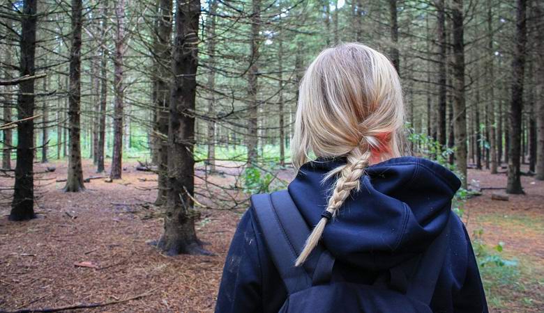 Ruská žena tvrdí, že je adoptivní dcerou tajemných psích tvorů.