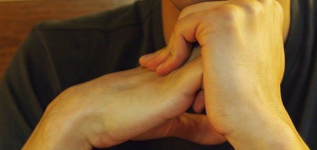 Lidské ruce jsou primitivnější než ruce šimpanzů