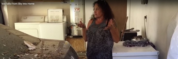 Obrovský kus ledu náhle spadl z nebe.