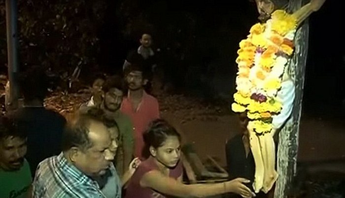 Životodárná vlhkost proudí z nohou sochy Ježíše Krista