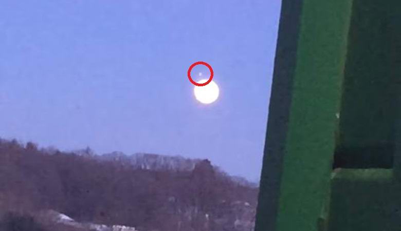 Kolosální UFO vyletělo z povrchu měsíce