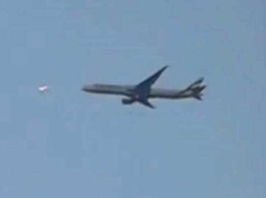 Přistávací letadlo letělo kolem UFO