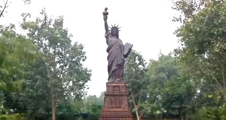 Nejslavnější budovy na světě, shromážděné ze šrotu