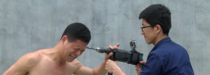 Shaolinský mnich nejen meč, ale také nebere vrtačku