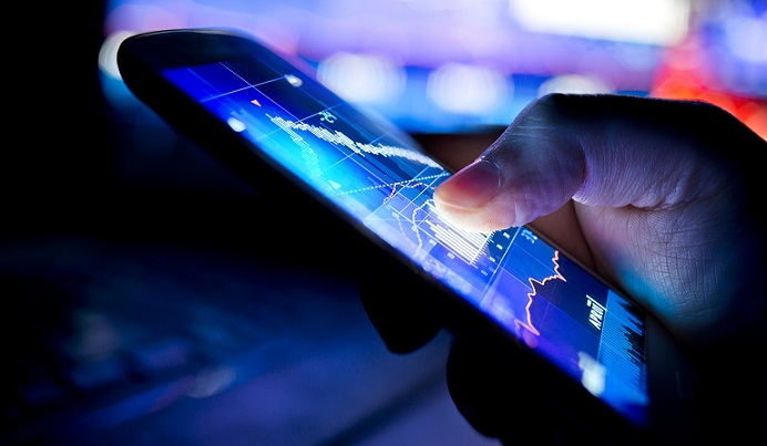 Modré světlo emitované monitorem nebo chytrým telefonem urychluje proces stárnutí