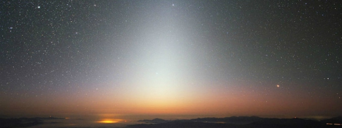 Svítící pyramida za soumraku