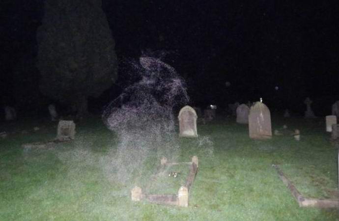 Skeptik věřil v duchy tím, že fotografoval jednoho z nich na tmavém hřbitově.