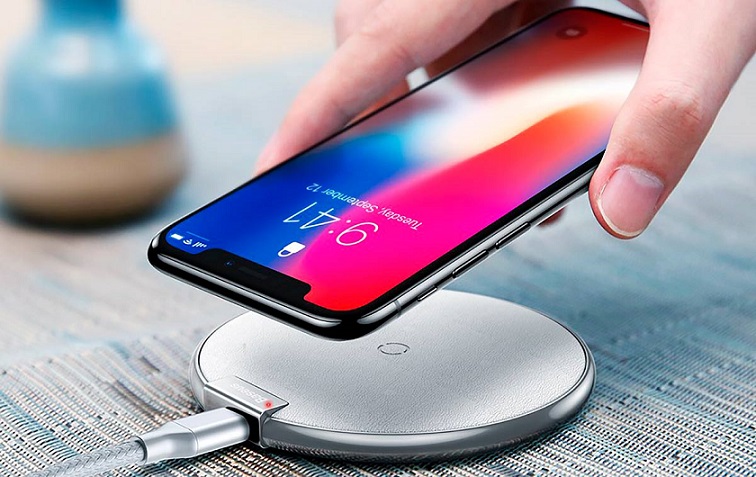 Smartphone lze nabíjet dva metry od nabíječky