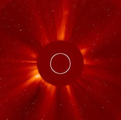 Slunce vyplivlo obří housenku.