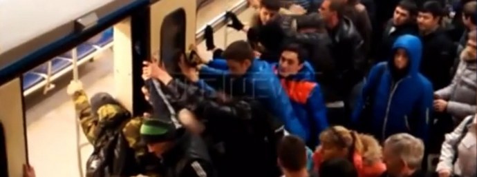 Desítky cestujících vzaly, aby zachránily starou ženu.