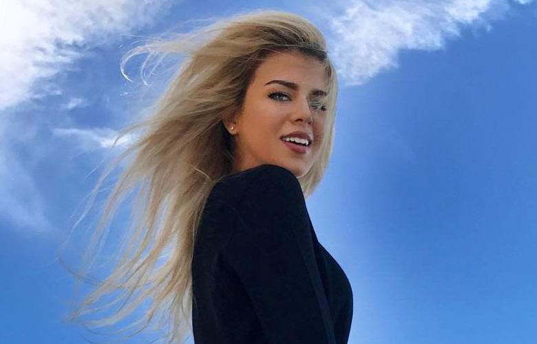 Spící vzhůru nohama děsilo chůvu.